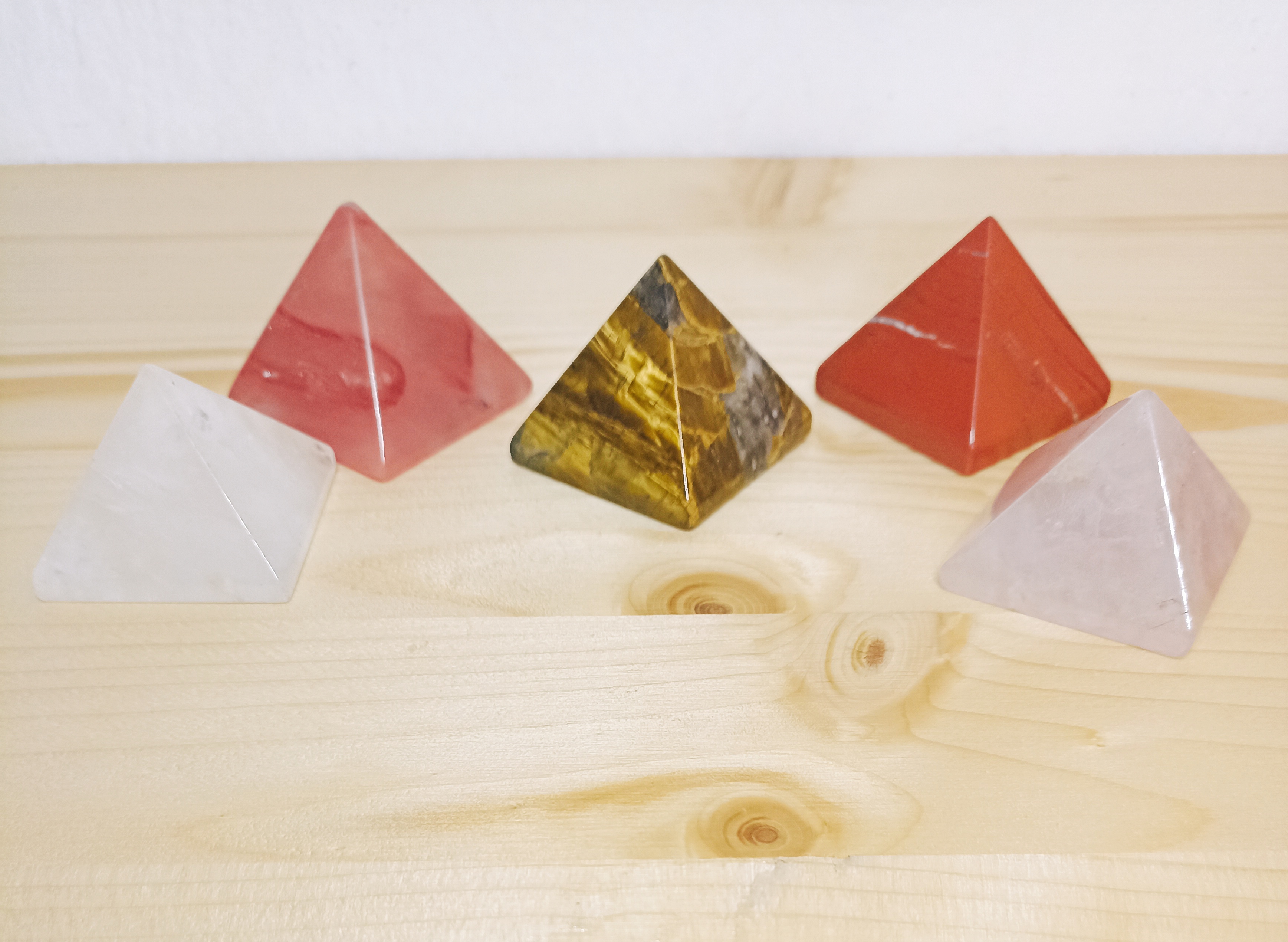 Pyramida z minerálů 1 ks. Růžové druhy.