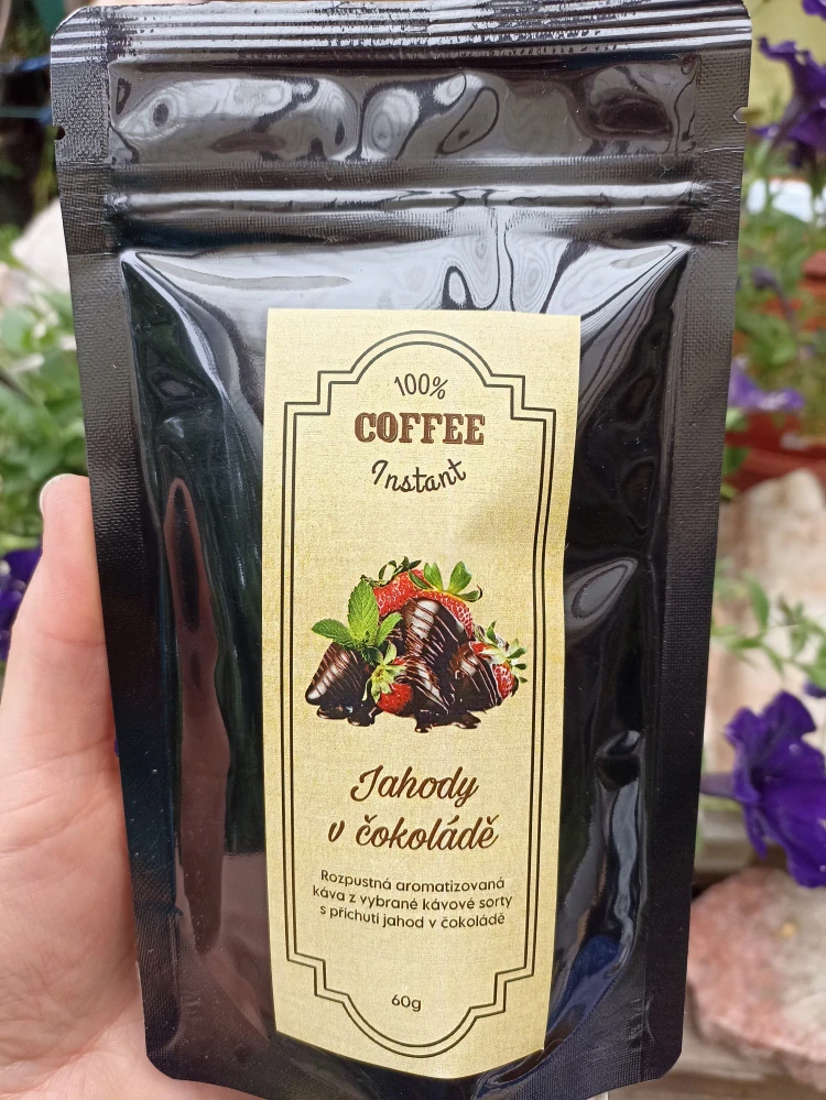 Káva instant Jahody v čokoládě.