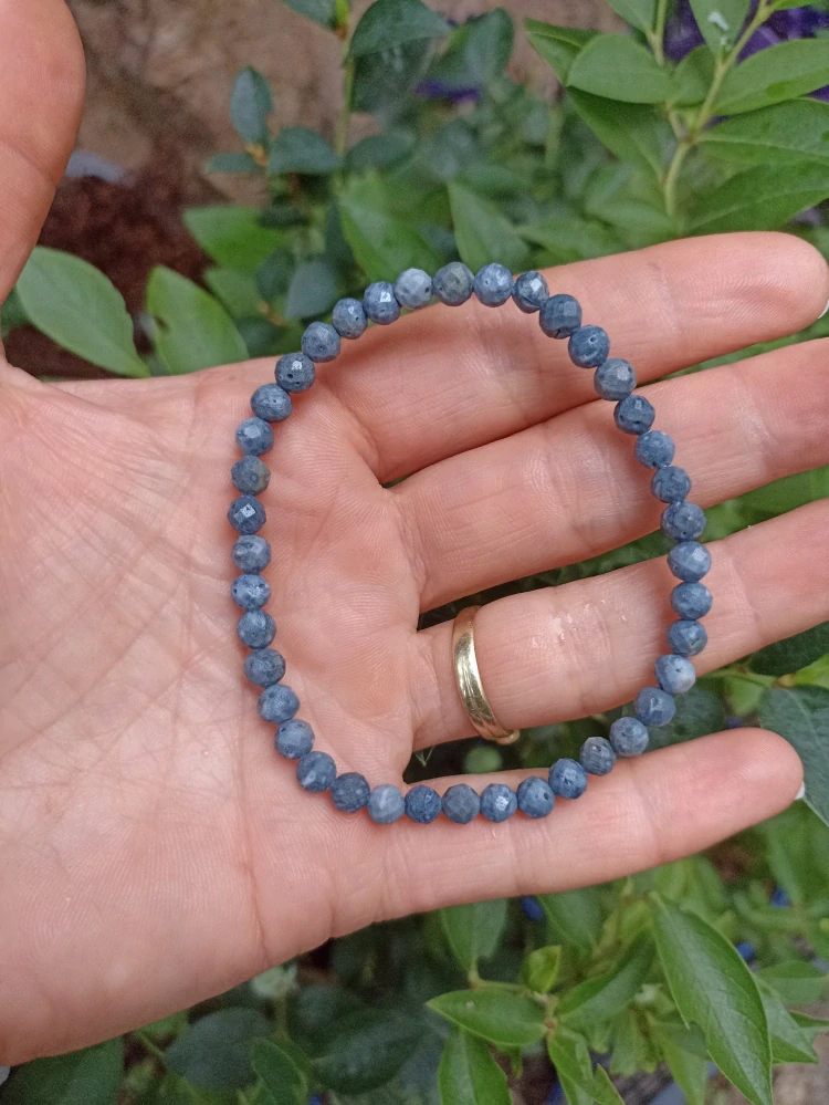Korál modrý Náramek Fasetovane kuličky 5 mm.