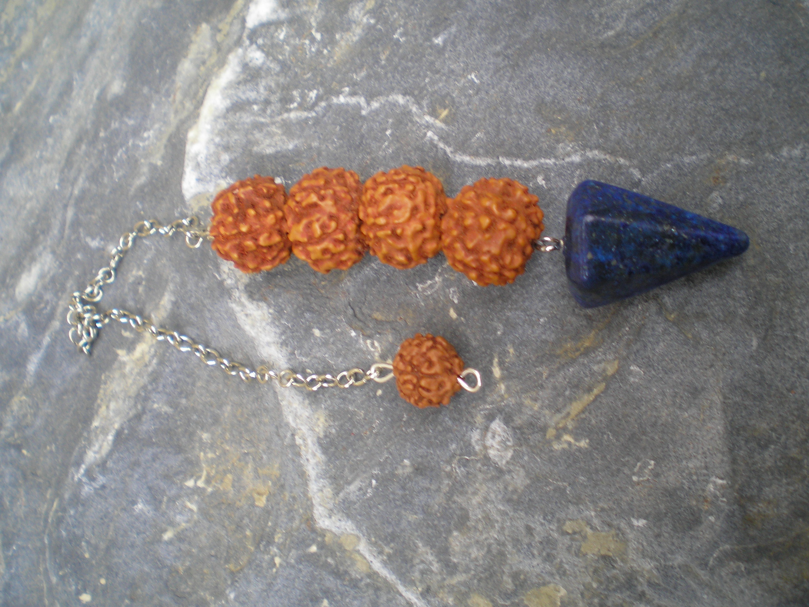 Rudraksha kyvadlo a Lápis Lazuli