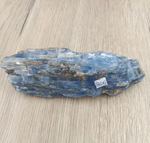 Kyanit přírodní 0,502 kg. K1