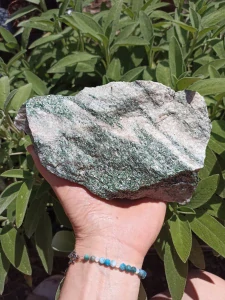 Fuchsit surový  řez základna - 1,188kg, č: 16