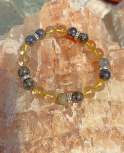 Iolit a křišťál s Rutilem náramek na ruku 