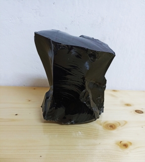 Černý Obsidián surový 2,194 kg.