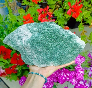 Fuchsit surový  řez základna - 1,528 kg. Č: 2 