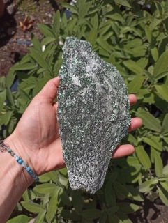 Fuchsit surový  - 0,712 kg. Č:5. 