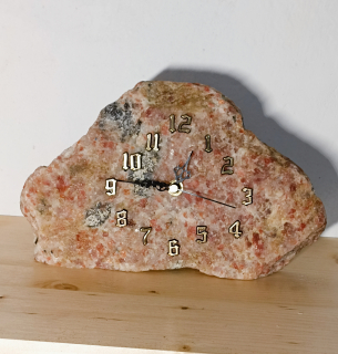 Kamenné hodiny ke krbu, sluneční kámen.