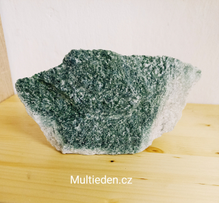 Fuchsit surový  řez základna - 1,310 kg. Č:8 