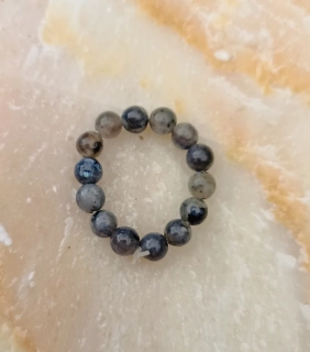 Prsten z minerálů Labradorit.