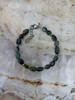 Smaragd náramek na ruku oválky. 