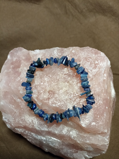 Kyanit - sekaný náramek na ruku. 