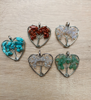 Přívěsek ve tvaru srdce z minerálů.