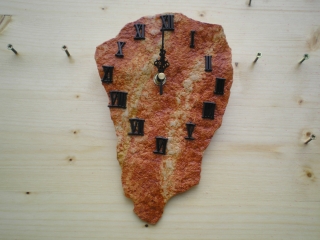 Originální závěsné hodiny z přírodního kamene - Dolomitu.   