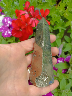 Pyrit obelisk, špice 