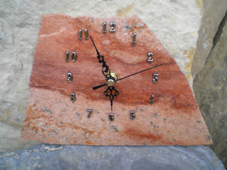 Závěsné kamenné hodiny